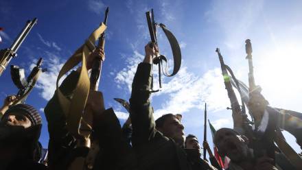 Zwolennicy Huti w Jemenie, fot. PAP/EPA/YAHYA ARHAB