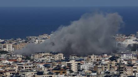 Dym nad Bejrutem, fot. PAP/EPA/WAEL HAMZEH