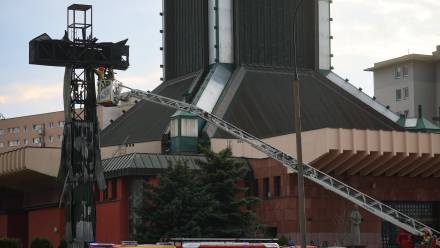 Spłonął krzyż przed kościołem parafialnym św. Maksymiliana Marii Kolbego przy ulicy Rzymowskiego w Warszawie Fot. PAP/Leszek Szymański