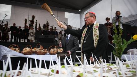 Metropolita krakowski kard. Grzegorz Ryś podczas święcenia pokarmów przed Bazyliką Mariacką na Rynku Głównym w Krakowie Fot. PAP/Łukasz Gągulski