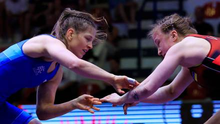 Polka Jowita Wrzesień (strój niebieski) i Ukrainka Maria Vynnyk w pojedynku finałowym w kategorii 59 kg podczas zapaśniczych mistrzostw Europy Fot. PAP/Kadir Caliskan