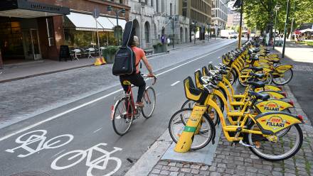Rowerzysta w Helsinkach. Fot. Bumble Dee/Adobe Stock