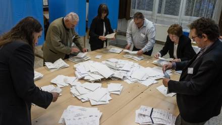 Liczenie głosów w wyborach na Węgrzech Fot. PAP/EPA/PETER LAKATOS