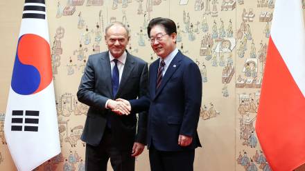 Premier Donald Tusk z prezydentem Republiki Korei Li Dze Mjungiem Fot. PAP/EPA/YONHAP