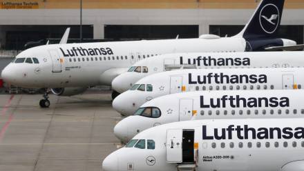 Odwoływane loty dotyczyć będą prawdopodobnie także połączeń do i z Polski. Fot. PAP/EPA/RONALD WITTEK