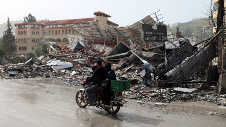 Zniszczenia na południu Libanu Fot. PAP/EPA/WAEL HAMZEH