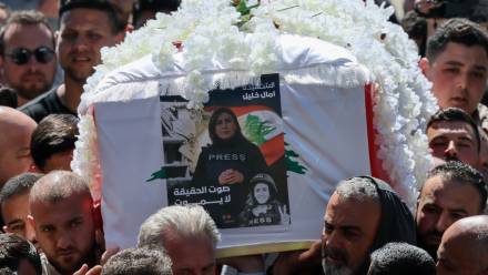 Ludzie niosą trumnę libańskiej dziennikarki Amal Khalil podczas procesji pogrzebowej we wsi Baisariyah w południowym Libanie Fot. PAP/EPA/WAEL HAMZEH
