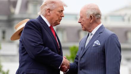 Donald Trump (L) i Karol III. Fot. EPA/YURI GRIPAS / POOL 