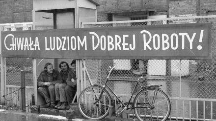 Gdańsk 22.08.1980. Strajk w Stoczni im. Lenina. Robotnicy i rower. Fot. PAP/Maciej Billewicz