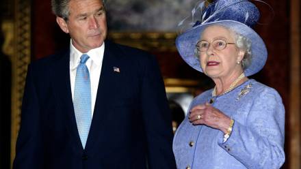 2003 r. George Bush i Elżbieta II. Fot. EPA/Joe Marquette