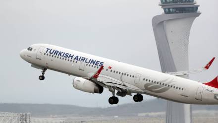 Samolot tureckich linii Turkish Airlines na lotnisku w Stambule, fot. PAP/EPA/ERDEM SAHIN