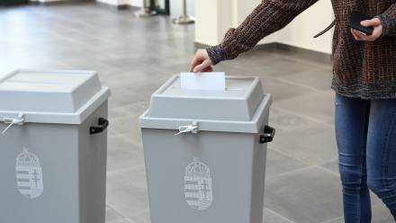 Głosowanie w wyborach na Węgrzech Fot. PAP/EPA/Szilard Koszticsak