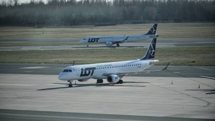 Samolot lini lotniczych PLL LOT. Fot. PAP/Marcin Obara