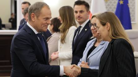 Premier Donald Tusk (L), minister klimatu i środowiska Paulina Hennig-Kloska (2P) oraz minister funduszy i polityki regionalnej Katarzyna Pełczyńska-Nałęcz, fot. PAP/Paweł Supernak