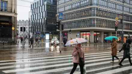 Deszczowe ulice Warszawy, zdjęcie ilustracyjne, fot. PAP/Albert Zawada