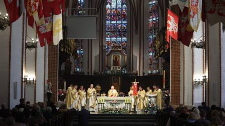 Uroczysta msza święta w Archikatedrze pw. św. Jana Chrzciciela w Warszawie w Niedzielę Wielkanocną. Fot.  PAP/Leszek Szymański