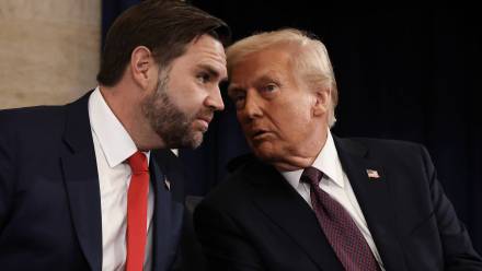 Wiceprezydent USA J.D. Vance i prezydent USA Donald Trump. Fot. PAP/EPA/CHIP SOMODEVILLA / POOL 