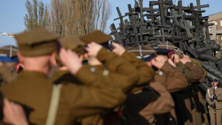 Uczestnicy XVIII Katyńskiego Marszu Cieni przed pomnikiem Poległym i Pomordowanym na Wschodzie. Fot. PAP/	Rafał Guz