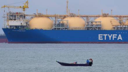 Gazowiec, zdjęcie ilustracyjne, fot. PAP/EPA/FAZRY ISMAIL