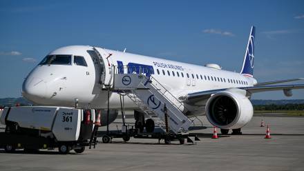 Należący do PLL LOT Samolot pasażerski. Fot. PAP/Darek Delmanowicz