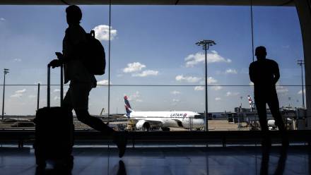 Lotnisko Charlesa de Gaulle'a w Paryżu Fot. PAP/EPA/YOAN VALAT