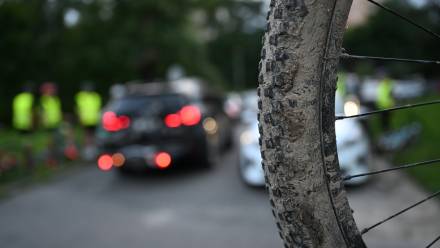 Rower, samochody w tle. Zdj. Ilustracyjne. Fot.	Darek Delmanowicz