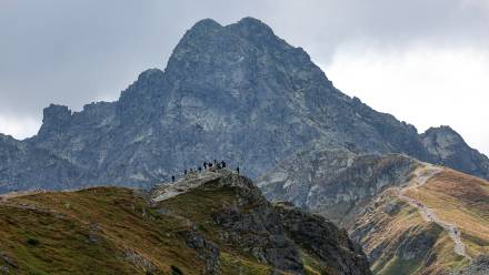 Turyści na szlaku w Tatrach - widok na Świnicę, zdjęcie ilustracyjne, fot. PAP/Grzegorz Momot