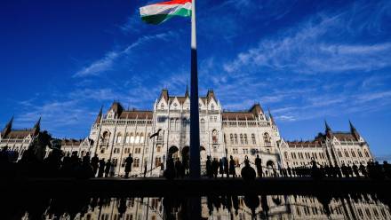 Plac przed parlamentem w Budapeszcie Fot. PAP/EPA/ROBERT HEGEDUS