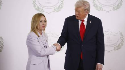 Premier Włoch Giorgia Meloni i prezydent USA Donald Trump. Fot. PAP/EPA/YOAN VALAT / POOL