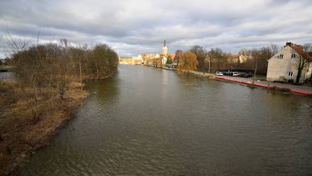 Podniesiony poziom wody w rzece Elbląg, widziany na wysokości Bulwaru Zygmunta Augusta w Elblągu. Fot.  PAP/Andrzej Jackowski 
