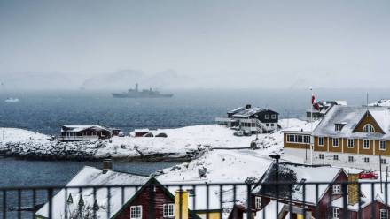 Duński okręt wojenny u wybrzeży Grenlandii, fot. PAP/EPA/RITZAU SCANPIX/Mads Claus Rasmussen
