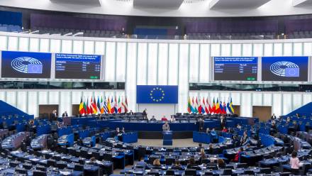 Sala obrad w siedzibie Parlamentu Europejskiego w Strasburgu. Fot. PAP/EPA/CHRISTOPHE PETIT TESSON 