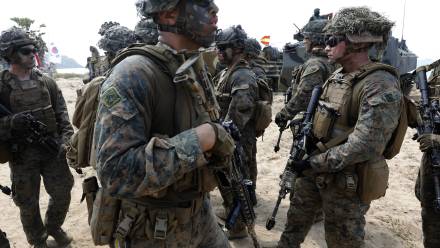 Żołnierze amerykańskiej marynarki wojennej. Zdj. ilustracyjne. Fot. PAP/ EPA/NARONG SANGNAK