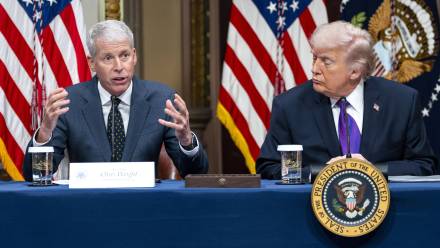 Prezydent USA Donald Trump i minister energii Chris Wright. Fot. PAP/EPA/BONNIE CASH / POOL