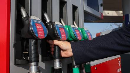 Dyspozytor paliwa na stacji benzynowej. Fot. PAP/Leszek Szymański