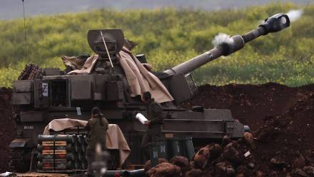 Izraelski czołg w pobliżu granicy z Libanem. Zdj. ilustracyjne. Fot. PAP/EPA/ATEF SAFADI 