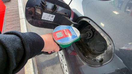 Tankowanie paliwa na stacji benzynowej. Fot. PAP/Marcin Bielecki