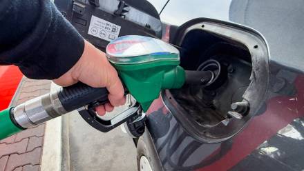  Tankowanie paliwa na stacji benzynowej. Fot.  PAP/Marcin Bielecki