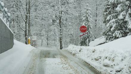 Wzmożone opady śniegu w Tatrach. Fot. PAP/Józef Niedziałek