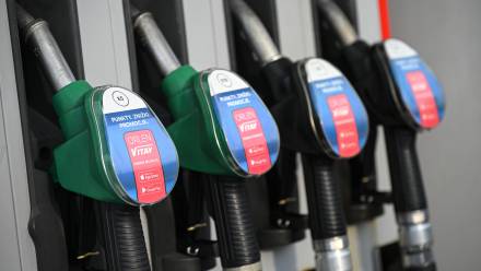 Dystrybutory na stacji paliw. Fot. PAP/Marcin Obara