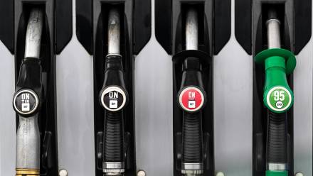 Dyspozytor paliw na stacji benzynowej. Fot. PAP/Darek Delmanowicz