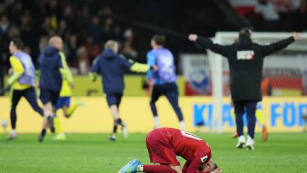 Piłkarz reprezentacji Polski Sebastian Szymański po przegranym 2:3 barażowym meczu ze Szwecją, fot. PAP/Leszek Szymański