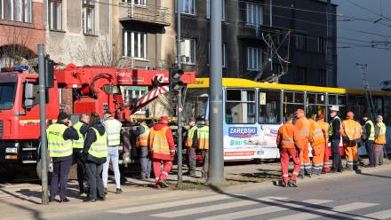 W wyniku wypadku dwie osoby zostały hospitalizowane. Fot. PAP/Zubrzycki Marian