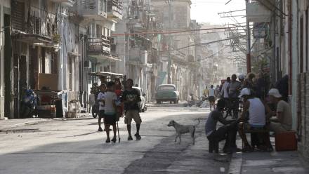 Kubańczycy w Hawanie, fot. PAP/EPA/EFE/Ernesto Mastrascusa