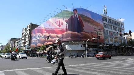 Ulice Teheranu, mural przedstawiający Ajatollaha Motdżabę Ameneia. Fot. PAP/ EPA/ABEDIN TAHERKENAREH