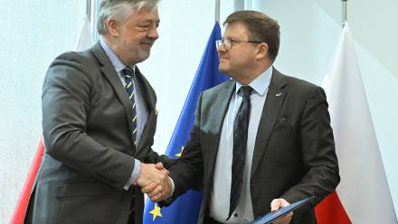 Prezes zarządu spółki Centralny Port Komunikacyjny Filip Czernicki oraz prezes zarządu Agencji Rozwoju Przemysłu S.A. Bartłomiej Babuśka. Fot. PAP/	Piotr Nowak