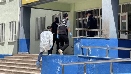 Śledczy na miejscu strzelaniny w szkole w mieście Kahramanmaras, fot. PAP/EPA/STRINGER