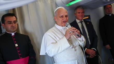 Leon XIV na pokładzie samolotu z Algier do Jaunde, fot. PAP/EPA/REUTERS POOL via ANSA