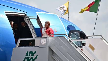 Przybycie Leona XIV na lotnisku w stolicy Kamerunu, fot. PAP/EPA/ANSA/LUCA ZENNARO