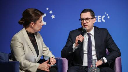 Minister energii Miłosz Motyka oraz redaktorka naczelna WNP.pl Aleksandra Helbin podczas rozmowy w ramach Europejskiego Kongresu Gospodarczego w Katowicach, fot. PAP/Łukasz Gągulski